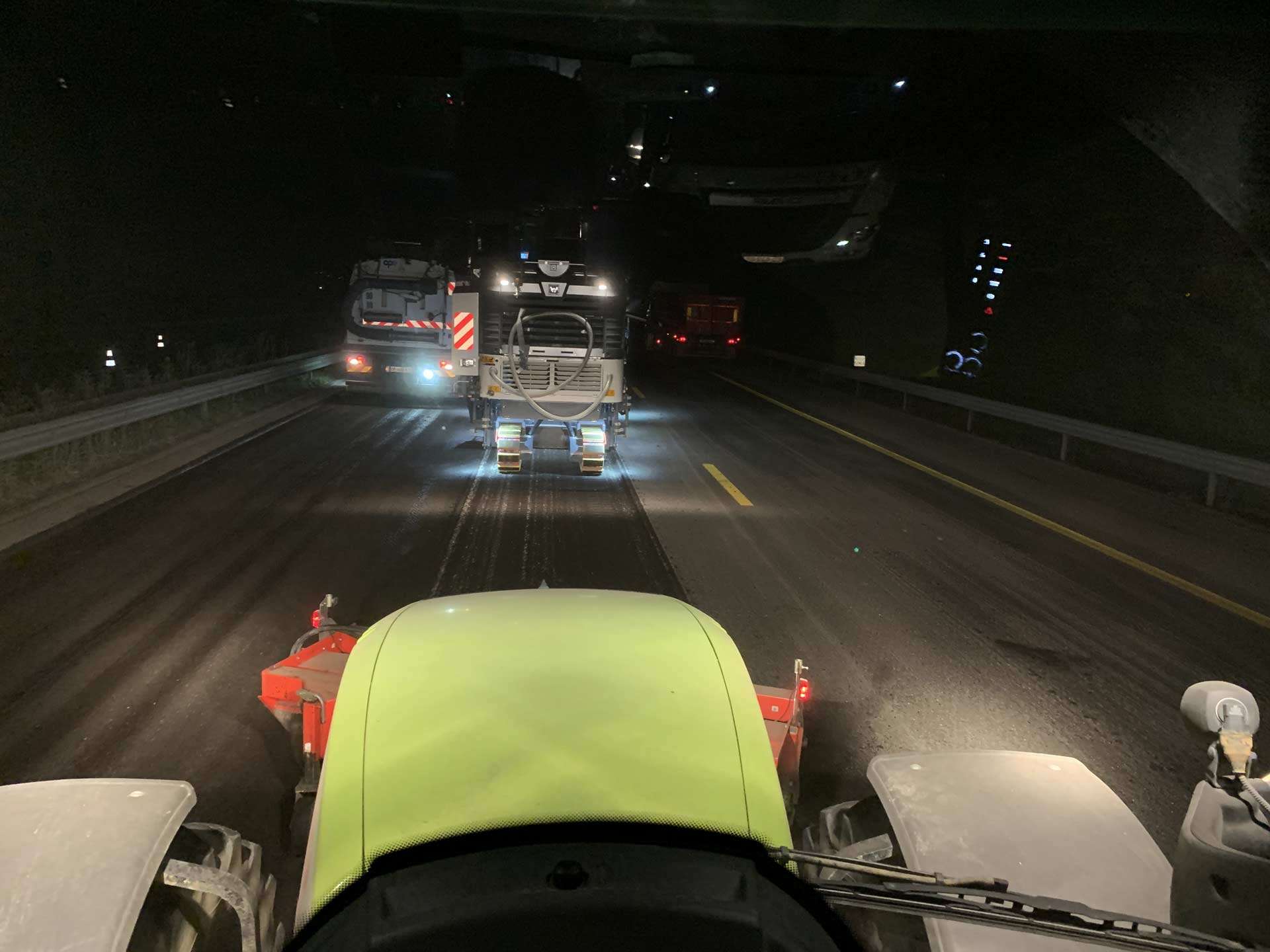 Travaux de goudronnage de route de nuit sur Montauban.